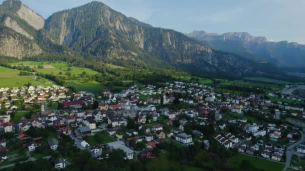 Αεροφωτογραφία Γύρω Από Την Πόλη Zizers Στην Ελβετία Μια Ηλιόλουστη — Αρχείο Βίντεο