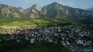 Yazın güneşli bir günde İsviçre 'deki Zizers kentinin etrafındaki hava manzarası.