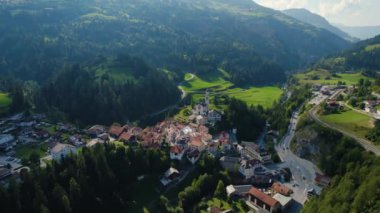 Yazın güneşli bir günde İsviçre 'de Albula / Alvra köyü etrafındaki hava manzarası.