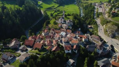 Yazın güneşli bir günde İsviçre 'de Albula / Alvra köyü etrafındaki hava manzarası.