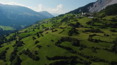 Yazın güneşli bir günde İsviçre 'de Albula / Alvra köyü etrafındaki hava manzarası.