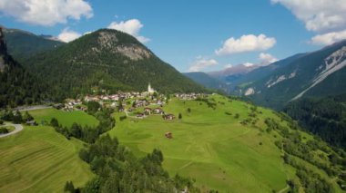 Yazın güneşli bir günde İsviçre 'de Schmitten köyünün hava manzarası.