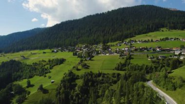Yazın güneşli bir günde İsviçre 'deki Wiesen köyünün hava manzarası.