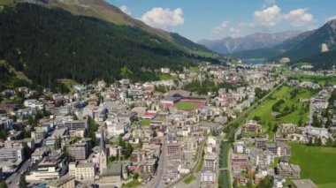 Yazın güneşli bir günde İsviçre 'deki Davos şehrinin etrafındaki hava manzarası.