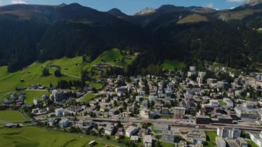 Yazın güneşli bir günde İsviçre 'deki Davos şehrinin etrafındaki hava manzarası.
