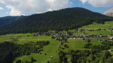 Yazın güneşli bir günde İsviçre 'deki Davos şehrinin etrafındaki hava manzarası.