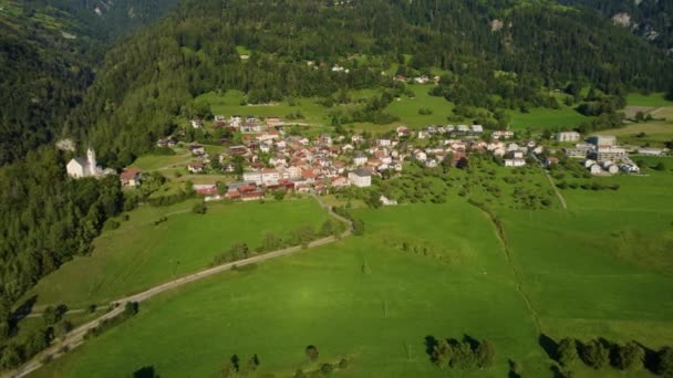 Αεροφωτογραφία Γύρω Από Χωριό Tomils Στην Ελβετία Μια Ηλιόλουστη Μέρα — Αρχείο Βίντεο