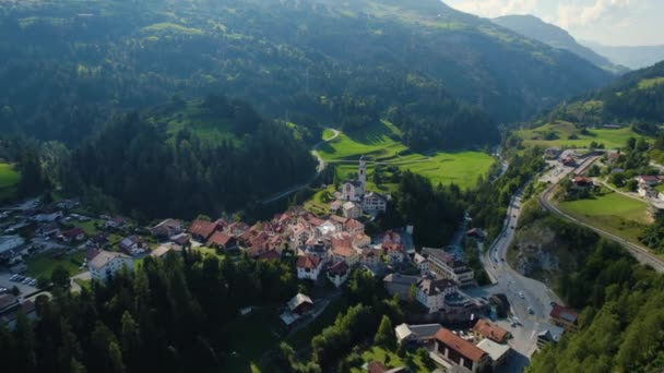 Αεροφωτογραφία Γύρω Από Χωριό Albula Alvra Στην Ελβετία Μια Ηλιόλουστη — Αρχείο Βίντεο