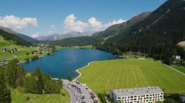 Yazın güneşli bir günde İsviçre 'deki Davos şehrinin etrafındaki hava manzarası.