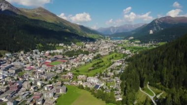 Yazın güneşli bir günde İsviçre 'deki Davos şehrinin etrafındaki hava manzarası.