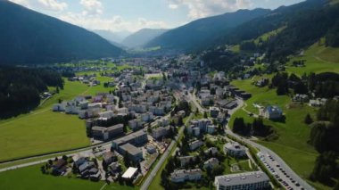 Yazın güneşli bir günde İsviçre 'deki Davos şehrinin etrafındaki hava manzarası.