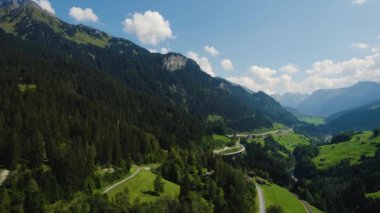 Yazın güneşli bir günde İsviçre 'nin Saas kentindeki hava manzarası.