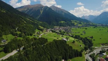 Yazın güneşli bir günde İsviçre 'deki Madrisa şehrinde hava manzarası.