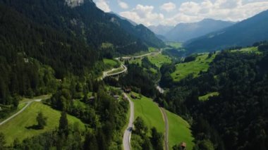 Yazın güneşli bir günde İsviçre 'nin Saas kentindeki hava manzarası.