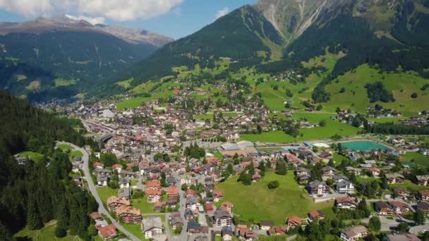 Flygfoto Runt Staden Klosters Serneus Schweiz Solig Dag Sommaren — Stockvideo