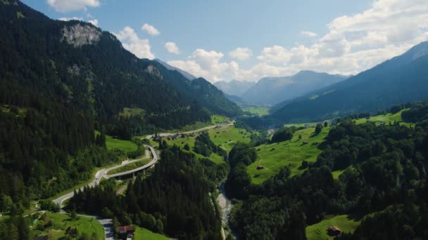 Αεροφωτογραφία Γύρω Από Την Πόλη Saas Στην Ελβετία Μια Ηλιόλουστη — Αρχείο Βίντεο