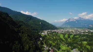 Yazın güneşli bir sabahta İsviçre 'de Bad Ragaz şehri havadan izleniyor..