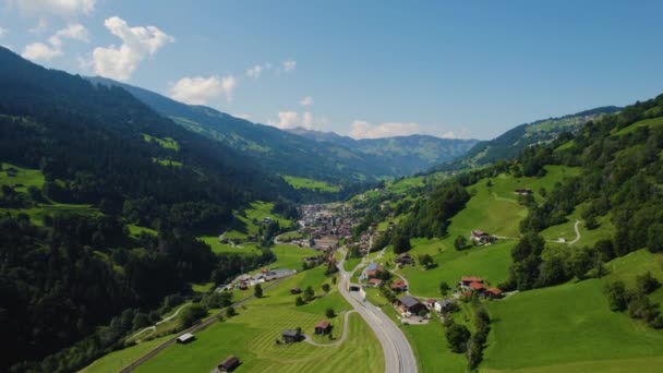 夏の晴れた日にスイスの都市サアスの周りの空中ビュー — ストック動画