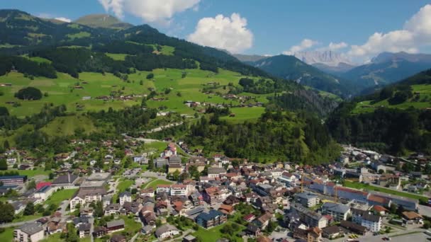 夏天阳光明媚的早晨 瑞士斯切尔市周围的空中风景 — 图库视频影像