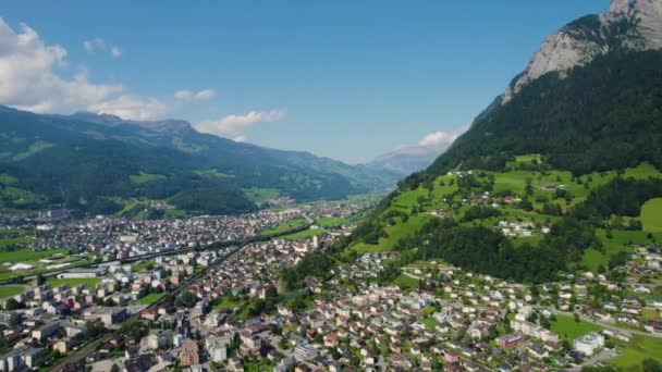 夏天阳光明媚的早晨 瑞士萨尔根城周围的空中风景 — 图库视频影像
