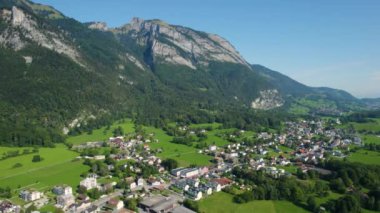 Yazın güneşli bir sabahta İsviçre 'nin Sennwald kentindeki hava manzarası.