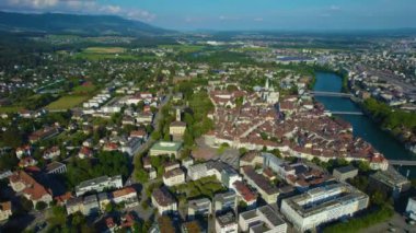 Yazın güneşli bir günde İsviçre 'de Solothurn şehrinin etrafındaki hava manzarası.