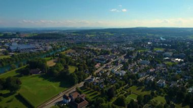 Yazın güneşli bir günde İsviçre 'de Solothurn şehrinin etrafındaki hava manzarası.