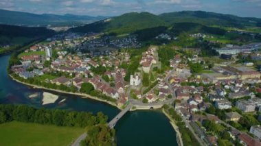 Yazın güneşli bir günde İsviçre 'nin Aarburg kentinin havadan görünüşü.