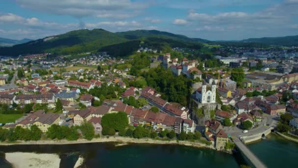 Luftaufnahme Der Altstadt Der Stadt Aarburg Der Schweiz Einem Sonnigen — Stockvideo