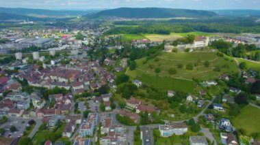 Bulutlu bir günde İsviçre 'nin Lenzburg kentinin havadan görünüşü.