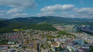 Yazın güneşli bir günde İsviçre 'nin Olten kentindeki hava manzarası.