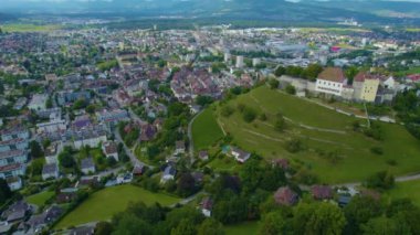 Bulutlu bir günde İsviçre 'nin Lenzburg kentinin havadan görünüşü.