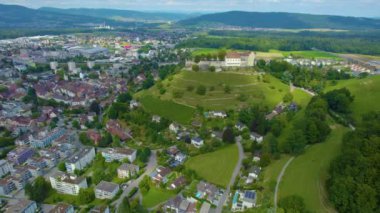Bulutlu bir günde İsviçre 'nin Lenzburg kentinin havadan görünüşü.
