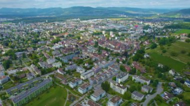 Bulutlu bir günde İsviçre 'nin Lenzburg kentinin havadan görünüşü.