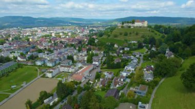 Bulutlu bir günde İsviçre 'nin Lenzburg kentinin havadan görünüşü.