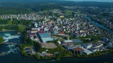 İsviçre 'nin Schaffhausen kentindeki hava manzarası yazın güneşli bir sabahında