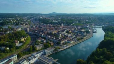 İsviçre 'nin Schaffhausen kentindeki hava manzarası yazın güneşli bir sabahında