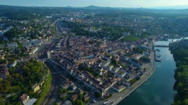 İsviçre 'nin Schaffhausen kentindeki hava manzarası yazın güneşli bir sabahında
