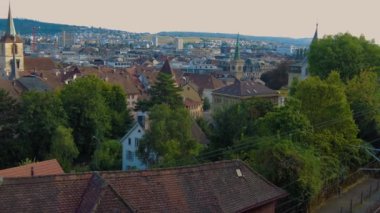 Yazın güneşli bir günde İsviçre 'nin eski Biel / Bienne kasabasında hava manzarası.
