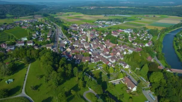 夏の晴れた日にスイスの街Andelfingenの空中ビュー — ストック動画