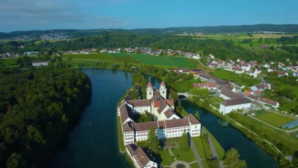 여름날 스위스의 레이나 수도원을 공중에서 내려다본 — 비디오