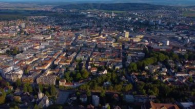 Yazın güneşli bir günde İsviçre 'nin eski Biel / Bienne kasabasında hava manzarası.
