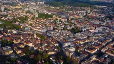 Yazın güneşli bir günde İsviçre 'nin eski Biel / Bienne kasabasında hava manzarası.