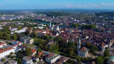 Yazın güneşli bir günde İsviçre 'de Solothurn şehrinin etrafındaki hava manzarası.