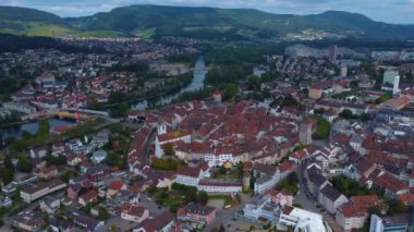 Yazın güneşli bir günde İsviçre 'nin eski Aarau kasabası etrafındaki hava manzarası.