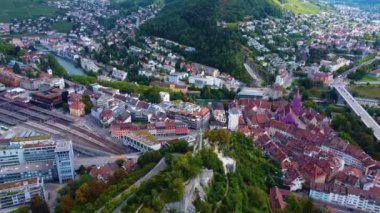 Yazın güneşli bir sabahta İsviçre 'nin Baden kentinin etrafındaki hava manzarası.