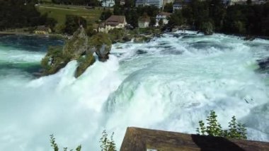Ren Şelaleleri 'nin hava manzarası, İsviçre' de şelale yazın güneşli bir günde.