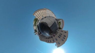 Yazın güneşli bir günde Münih, Bavyera 'da bir cadde boyunca araba sürmenin küçük bir formatı.