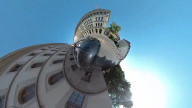 Yazın güneşli bir günde Münih, Bavyera 'da bir cadde boyunca araba sürmenin küçük bir formatı.