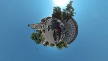 Yazın güneşli bir günde Münih, Bavyera 'da bir cadde boyunca araba sürmenin küçük bir formatı.